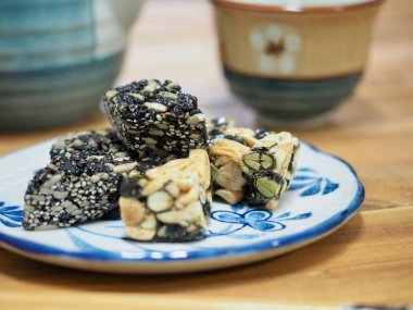 Kore geleneksel tatlı Ricepuffs, siyah susam gangjeong, fıstık gangjeong aperatifler