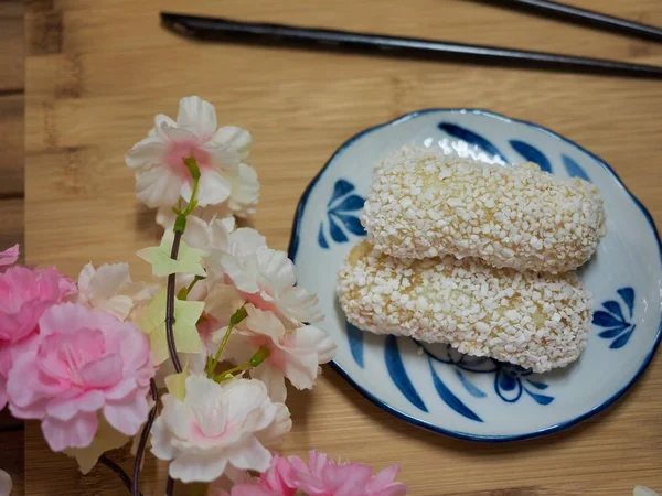 ขนมหวานแบบด งเด มของเกาหล Yugwa และชาเข ยวและดอกซาก — ภาพถ่ายสต็อก
