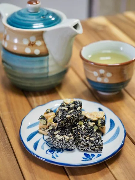 Lanches Tradicionais Coreanos Sweet Ricepuffs Black Sesame Gangjeong Peanut Gangjeong — Fotografia de Stock
