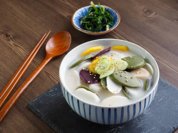   Kore yemeği pirinç kek çorba, tteokguk, Slicedrice Cakesoup