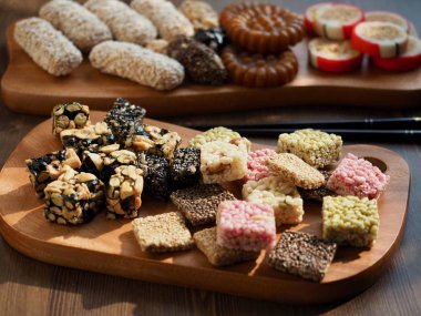 Kore geleneksel tatlılar ve aşçı, Yaksik, Gangjeong, kabarık pirinç, şeker, yugwa