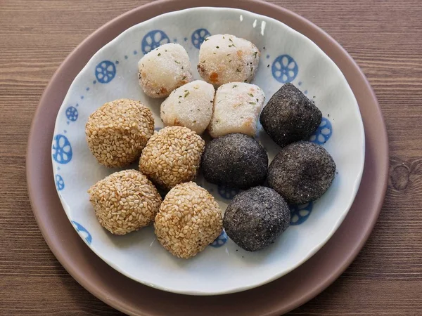 Asiatische Lebensmittel Sesam Klebriger Reiskuchen Schwarzer Sesam Klebriger Reiskuchen Und — Stockfoto