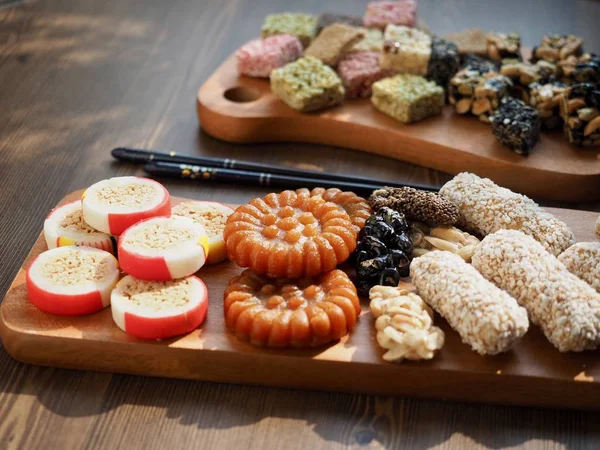 Kore geleneksel tatlılar ve aşçı, Yaksik, Gangjeong, kabarık pirinç, şeker, yugwa