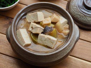 Kore yemeği soya fasulyesi ezmesi yahnisi, doenjangguk, miso çorbası.