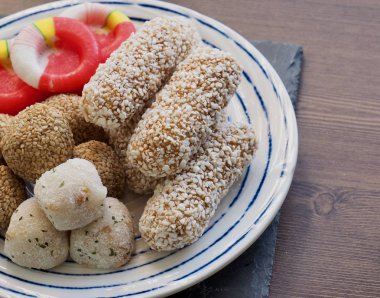 Kore geleneksel tatlılar ve kurabiye, şeker, yugwa, susam yapışkan pirinç keki 