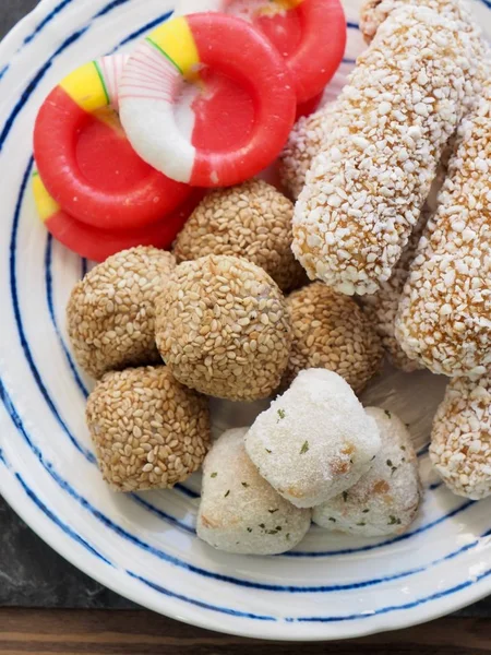 Koreanische Traditionelle Süßigkeiten Und Kekse Süßigkeiten Yugwa Sesam Klebrigen Reiskuchen — Stockfoto