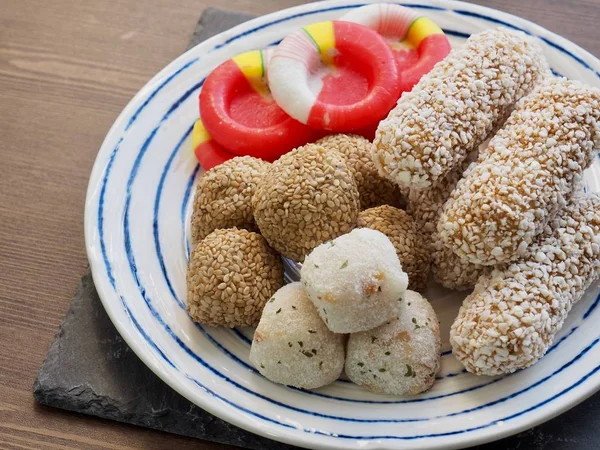 Koreanische Traditionelle Süßigkeiten Und Kekse Süßigkeiten Yugwa Sesam Klebrigen Reiskuchen — Stockfoto