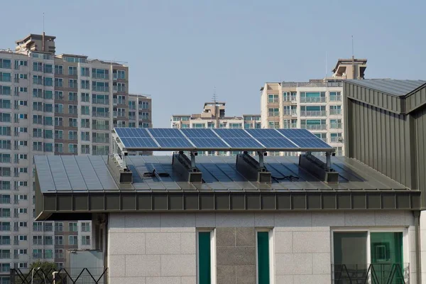 在韩国的公寓用太阳能电池板 — 图库照片