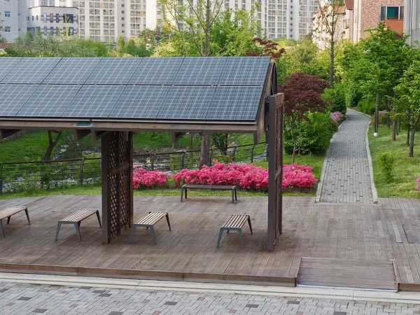 休憩施設 韓国の太陽電池パネルを装備 — ストック写真