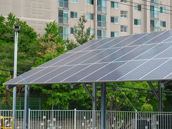 在韩国和建筑屋顶停车场与太阳能电池板 — 图库照片