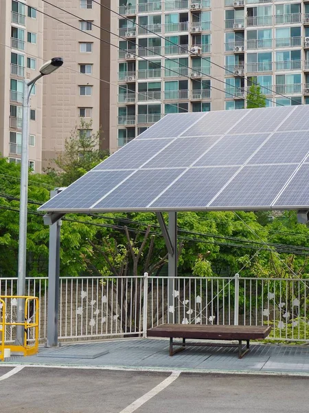 在韩国和建筑屋顶停车场与太阳能电池板 — 图库照片