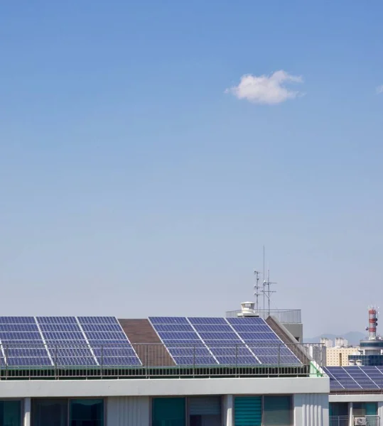 在韩国的公寓用太阳能电池板 — 图库照片