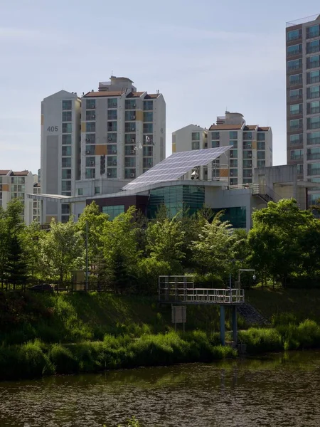 Στέγη Σπιτιού Ηλιακά Πάνελ Στην Κορέα — Φωτογραφία Αρχείου