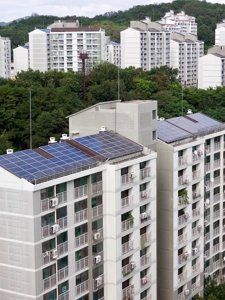 太陽電池パネルと韓国のアパート — ストック写真