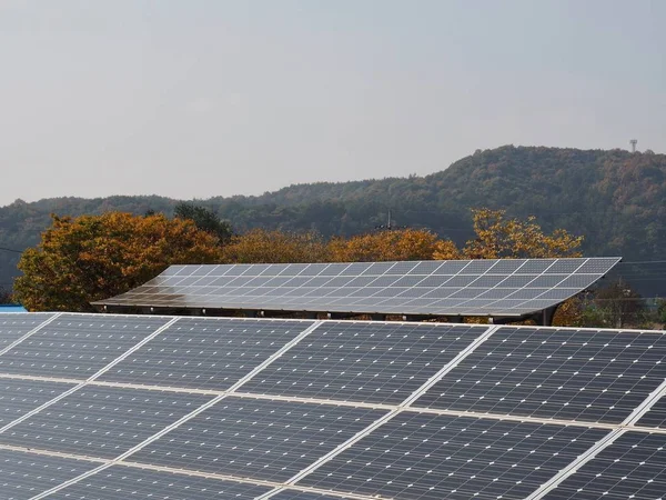 在韩国和建筑屋顶停车场与太阳能电池板 — 图库照片