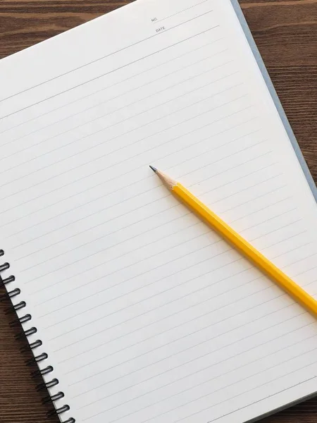 Weißes Notizbuch Und Bleistift — Stockfoto