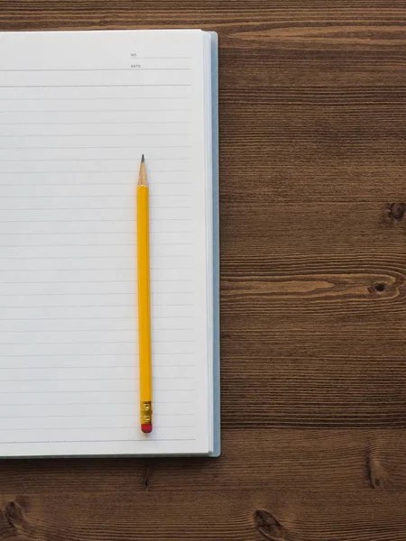 Biały Notatnik Ołówek — Zdjęcie stockowe