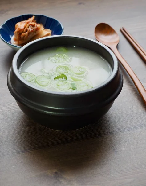韓国料理牛足骨スープ — ストック写真
