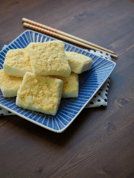 韓国伝統食品の黄色のご飯ケーキとコーヒー — ストック写真