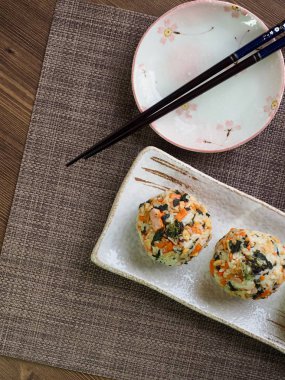 Asya gıda jambon ve sebze pirinç topları ve turşu turp