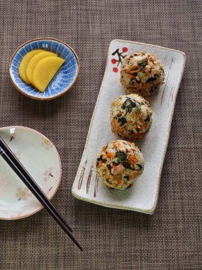 Asya gıda jambon ve sebze pirinç topları ve turşu turp