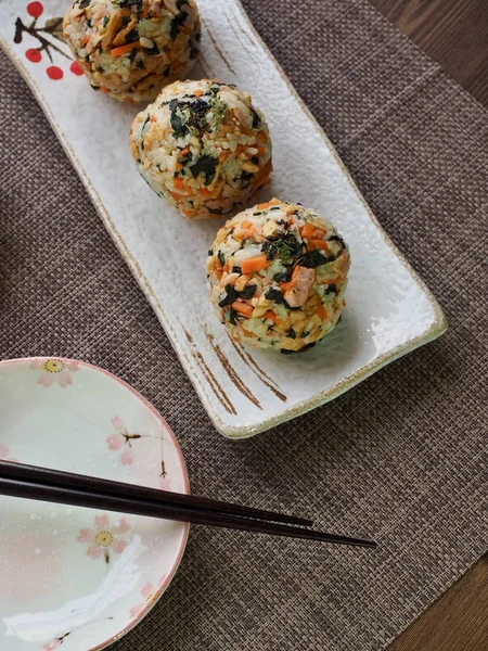 Asiatische Lebensmittel Schinken Und Gemüse Reisbällchen Und Eingelegter Rettich — Stockfoto