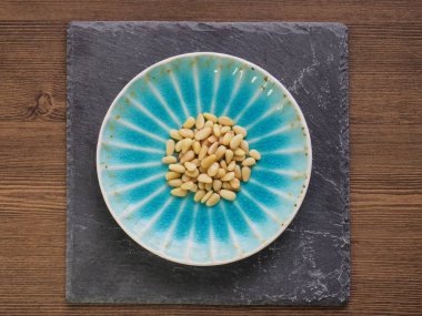 Porselen tabakta çam fıstığı