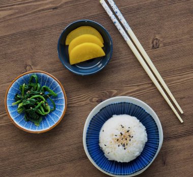 Beyaz pirinç ve ıspanak ve turşu turp