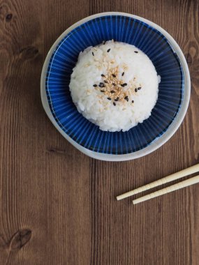 Beyaz pirinç ve ıspanak ve turşu turp