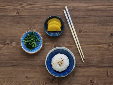 Beyaz pirinç ve ıspanak ve turşu turp