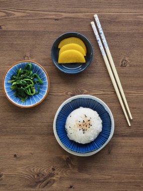 Beyaz pirinç ve ıspanak ve turşu turp