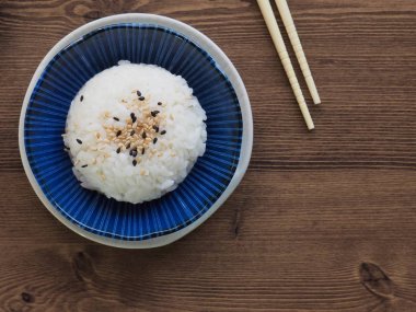 Beyaz pirinç ve ıspanak ve turşu turp