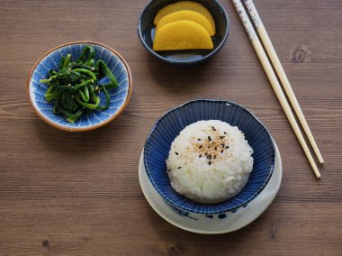 Beyaz pirinç ve ıspanak ve turşu turp