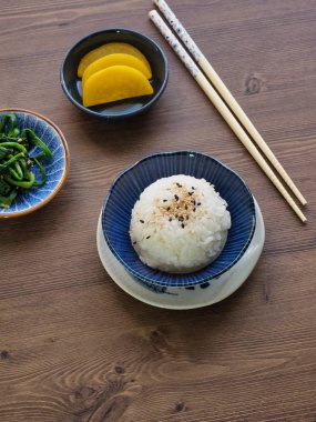 Beyaz pirinç ve ıspanak ve turşu turp