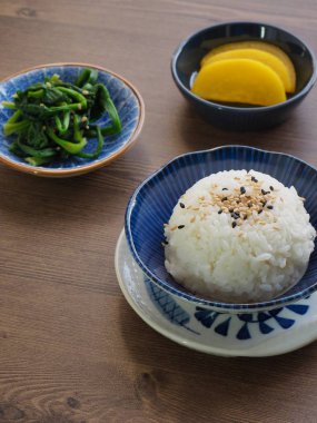 Beyaz pirinç ve ıspanak ve turşu turp