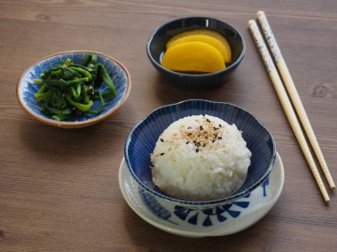 Beyaz pirinç ve ıspanak ve turşu turp