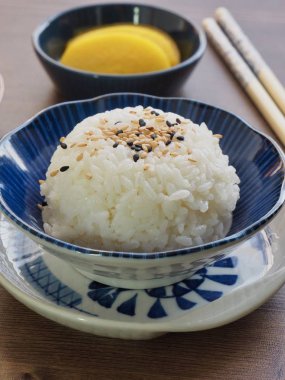 Beyaz pirinç ve ıspanak ve turşu turp