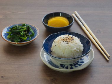 Beyaz pirinç ve ıspanak ve turşu turp