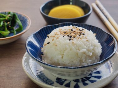 Beyaz pirinç ve ıspanak ve turşu turp