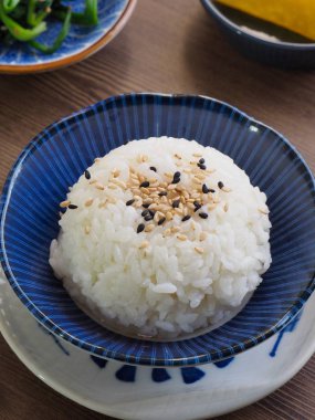 Beyaz pirinç ve ıspanak ve turşu turp