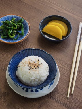 Beyaz pirinç ve ıspanak ve turşu turp