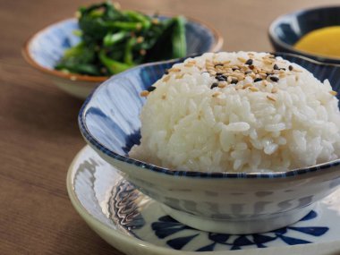 Beyaz pirinç ve ıspanak ve turşu turp