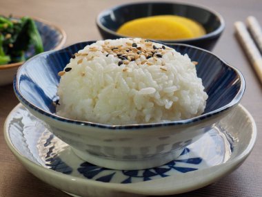 Beyaz pirinç ve ıspanak ve turşu turp