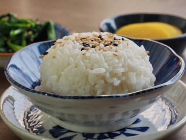 Beyaz pirinç ve ıspanak ve turşu turp