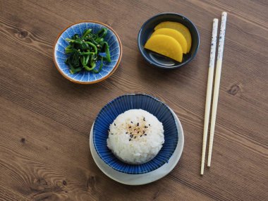 Beyaz pirinç ve ıspanak ve turşu turp