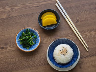 Beyaz pirinç ve ıspanak ve turşu turp