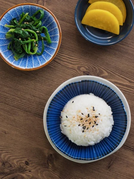 Beyaz pirinç ve ıspanak ve turşu turp