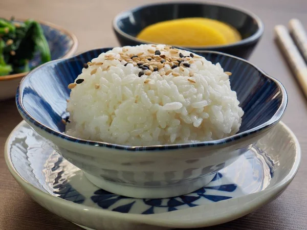 Beyaz pirinç ve ıspanak ve turşu turp