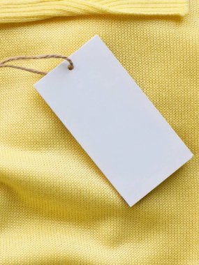 Sarı bahar kazak ve giyim etiketi