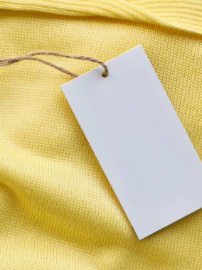 Sarı bahar kazak ve giyim etiketi